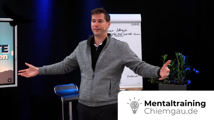 Andreas Kriwan beim Vortrag auf der Bühne mit ausgebreiteten Armen